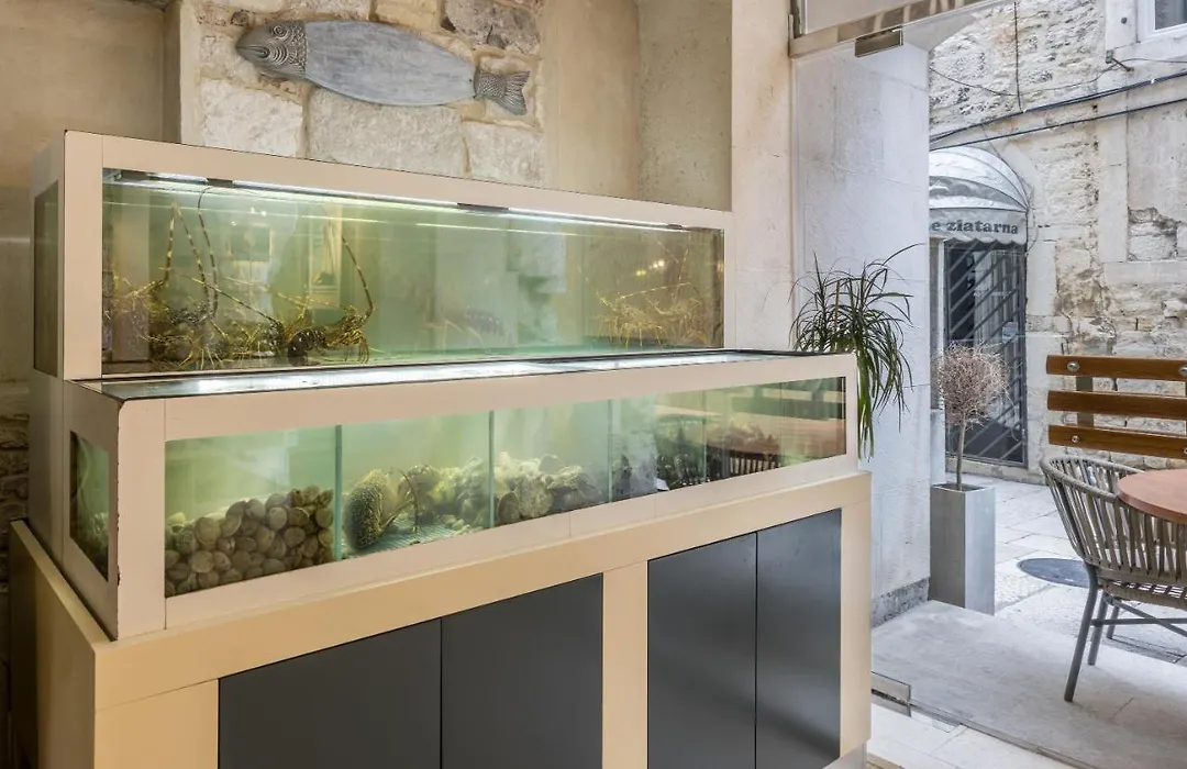 Leonis Restaurant & Rooms-1